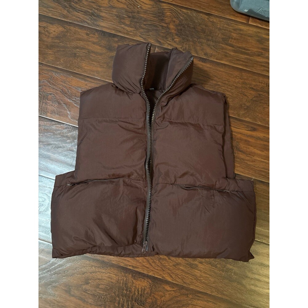 brown cropped puffer vest features a high stand collar and a front zipper size M
